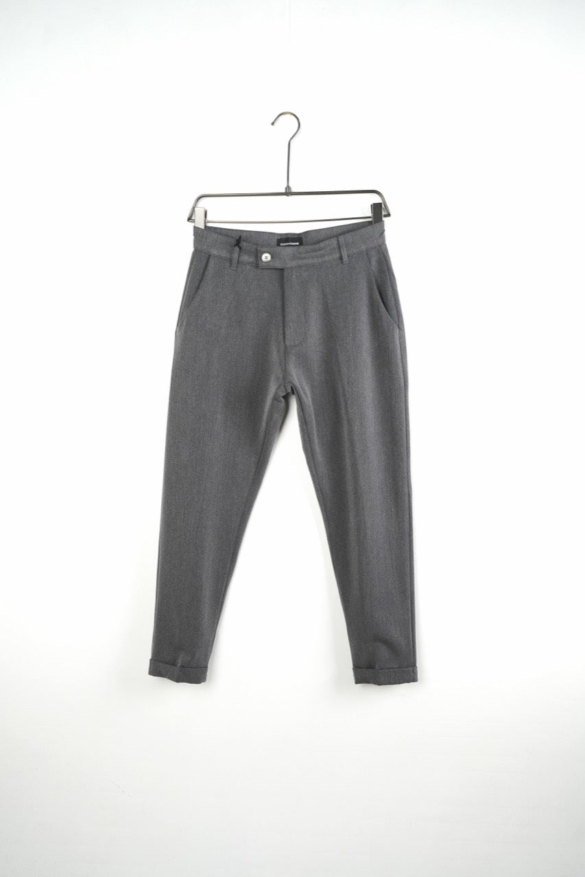 Pantaloni gri slim fit pentru bărbați, cu nasture, găici pentru curea și tiv cu rever, vedere frontală pe umeraș
