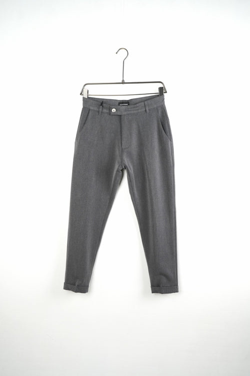 Pantaloni gri slim fit pentru bărbați, cu nasture, găici pentru curea și tiv cu rever, vedere frontală pe umeraș