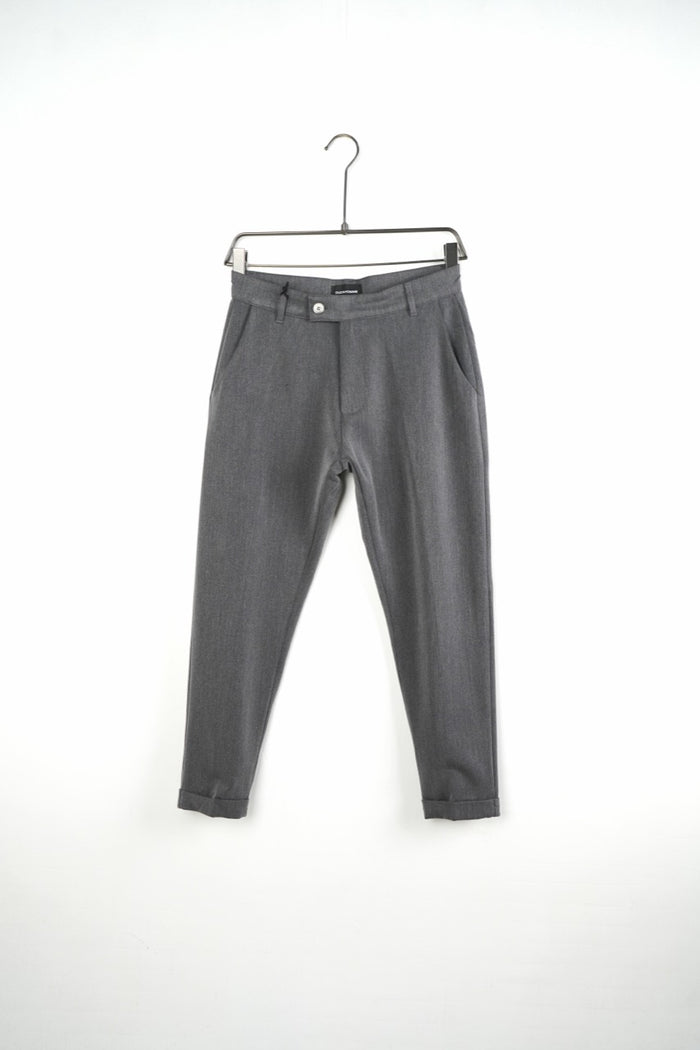 Pantaloni gri slim fit pentru bărbați, cu nasture, găici pentru curea și tiv cu rever, vedere frontală pe umeraș