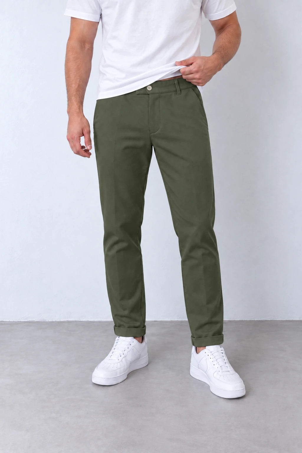 Pantaloni slim kaki pentru bărbați, vedere frontală apropiată cu nasture, găici pentru curea și tiv cu rever.