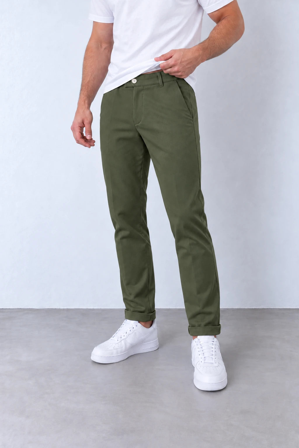 Pantaloni kaki slim fit pentru bărbați, vedere din trei sferturi, cu buzunare oblice și tiv cu rever.