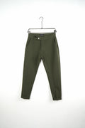 Pantaloni kaki slim fit pentru bărbați, cu nasture, găici pentru curea și tiv cu rever, vedere frontală pe umeraș