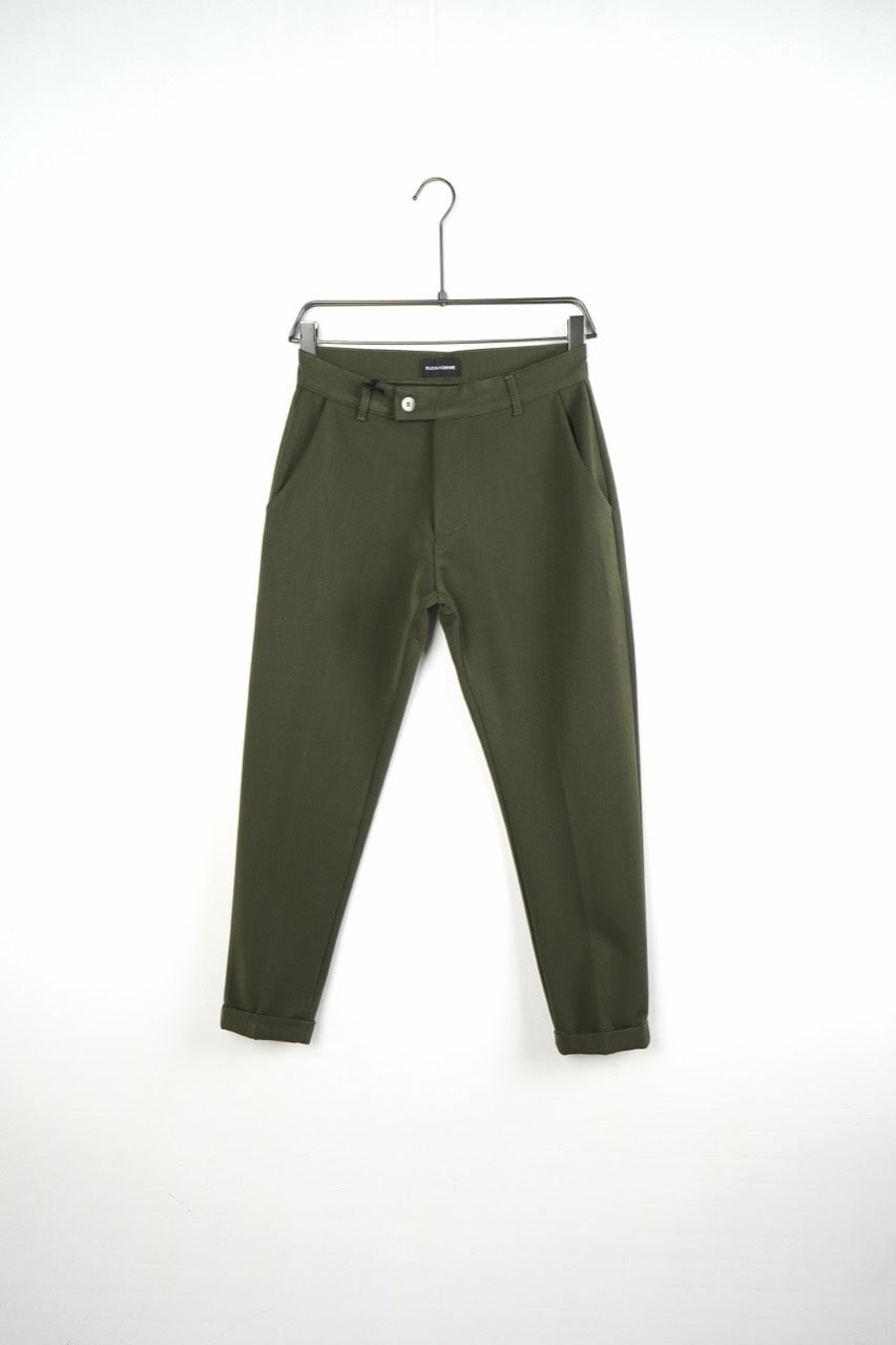 Pantaloni kaki slim fit pentru bărbați, cu nasture, găici pentru curea și tiv cu rever, vedere frontală pe umeraș