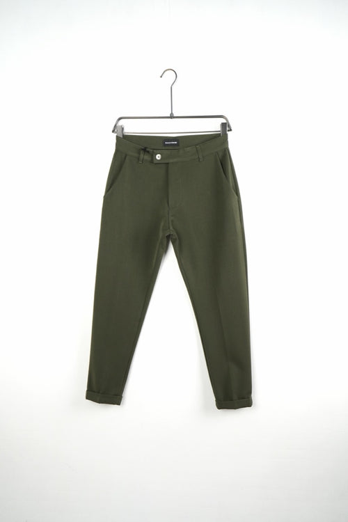 Pantaloni kaki slim fit pentru bărbați, cu nasture, găici pentru curea și tiv cu rever, vedere frontală pe umeraș