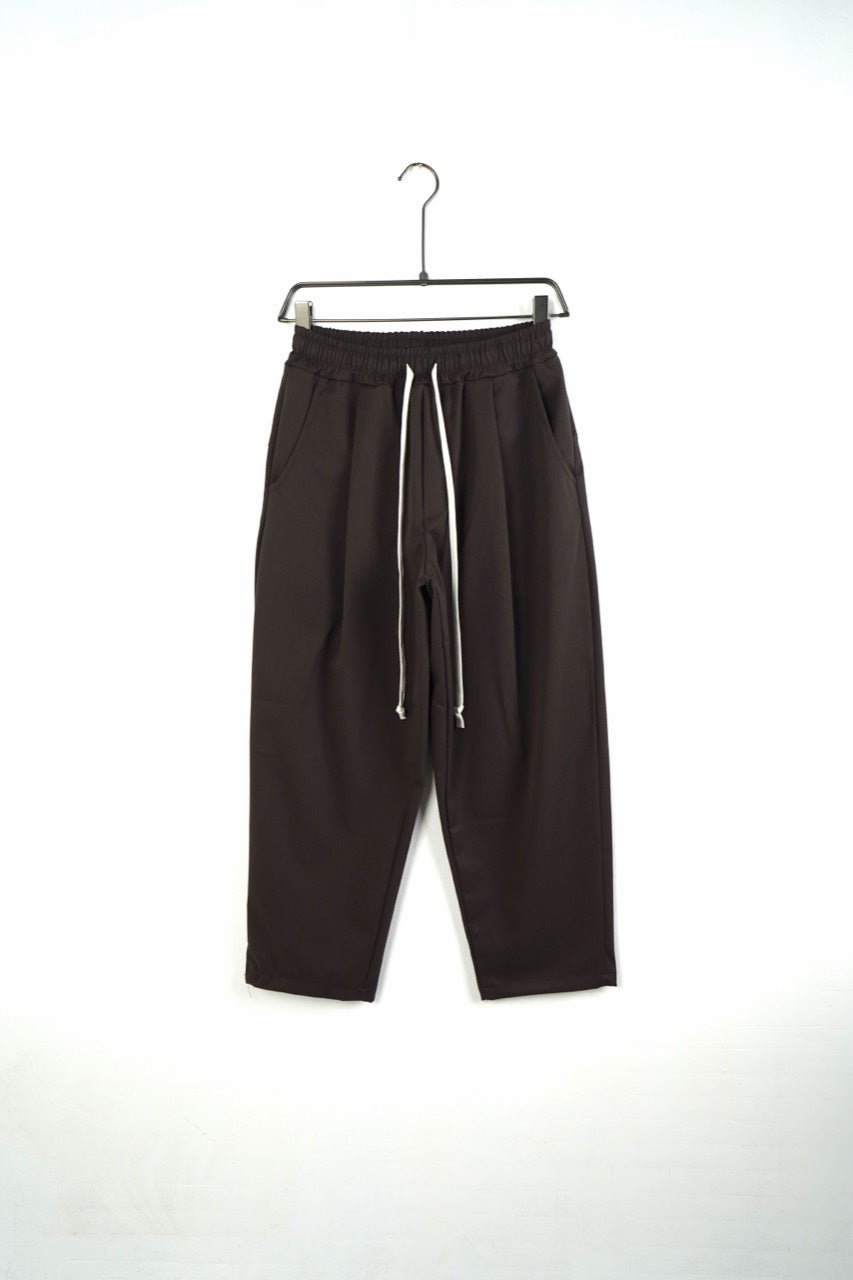 Pantaloni bărbați maro, vedere frontală, talie elastică cu șnur alb, buzunare laterale și tivuri simple