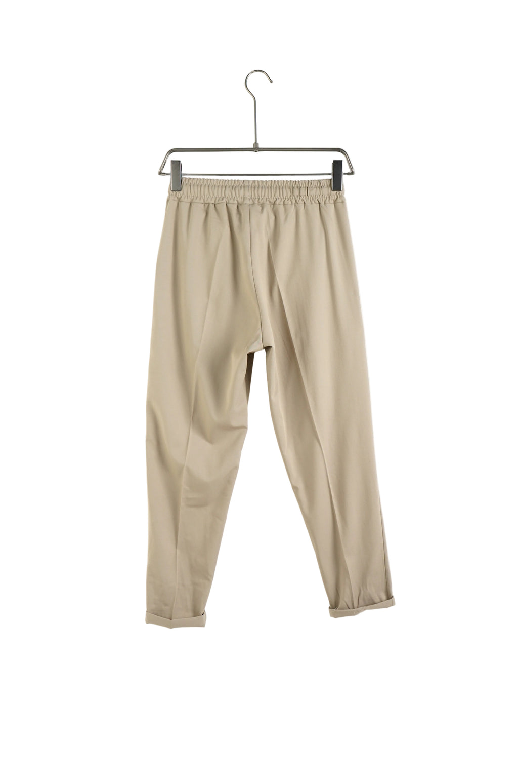Model purtând pantaloni camel slim cu șnur lung într-o ținută urbană modernă