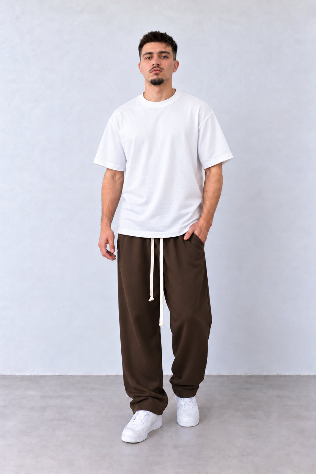 Pantaloni Bărbați Maro Închis Largi cu Șnur Lung, vedere integrală pe model, în postură naturală.