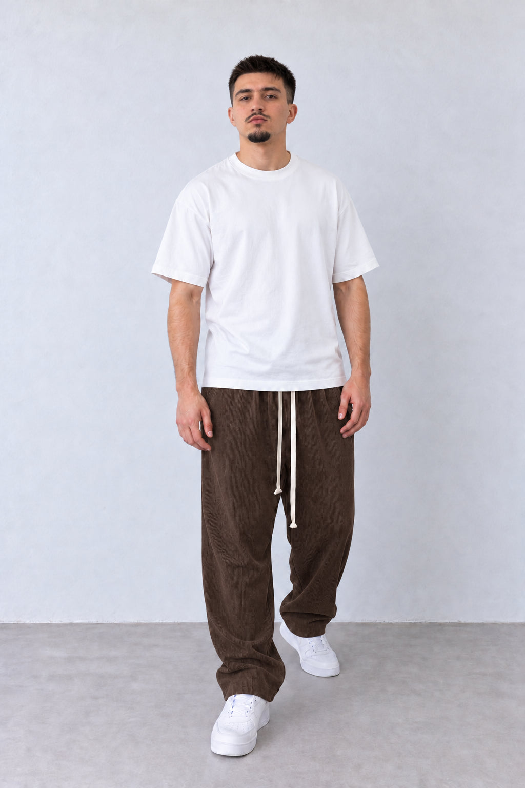 Pantaloni Bărbați Maro Raiați Largi cu Șnur Lung, vedere integrală pe model cu capul ușor întors sau înclinat.