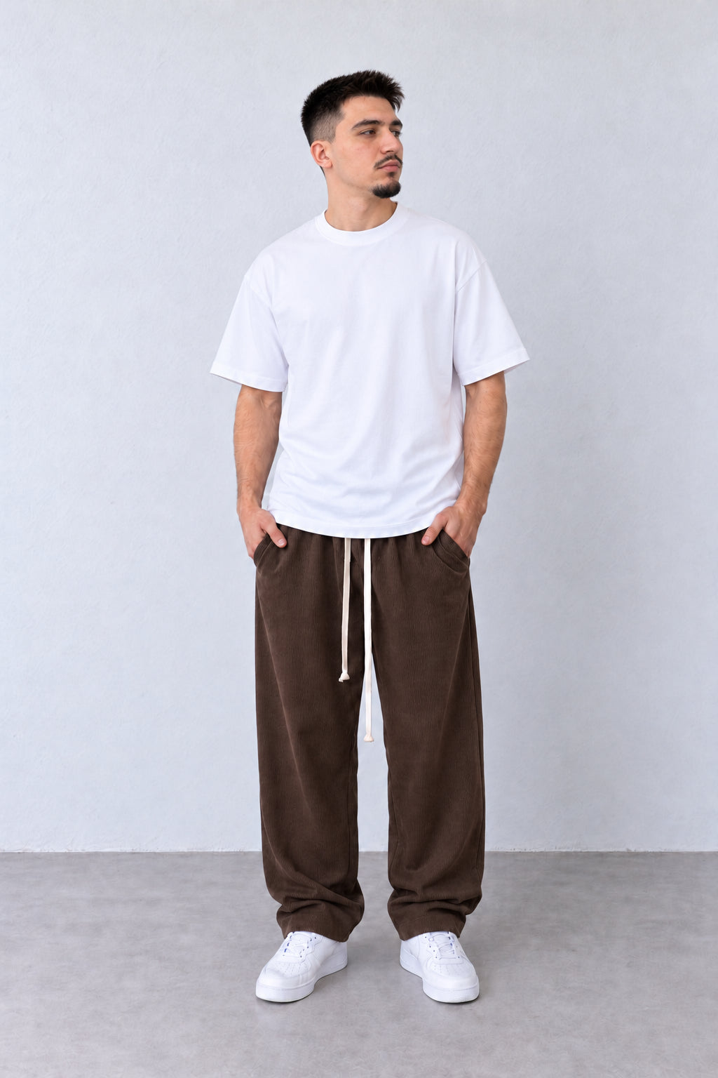 Pantaloni Bărbați Maro Raiați Largi cu Șnur Lung, vedere integrală pe model, în postură naturală.