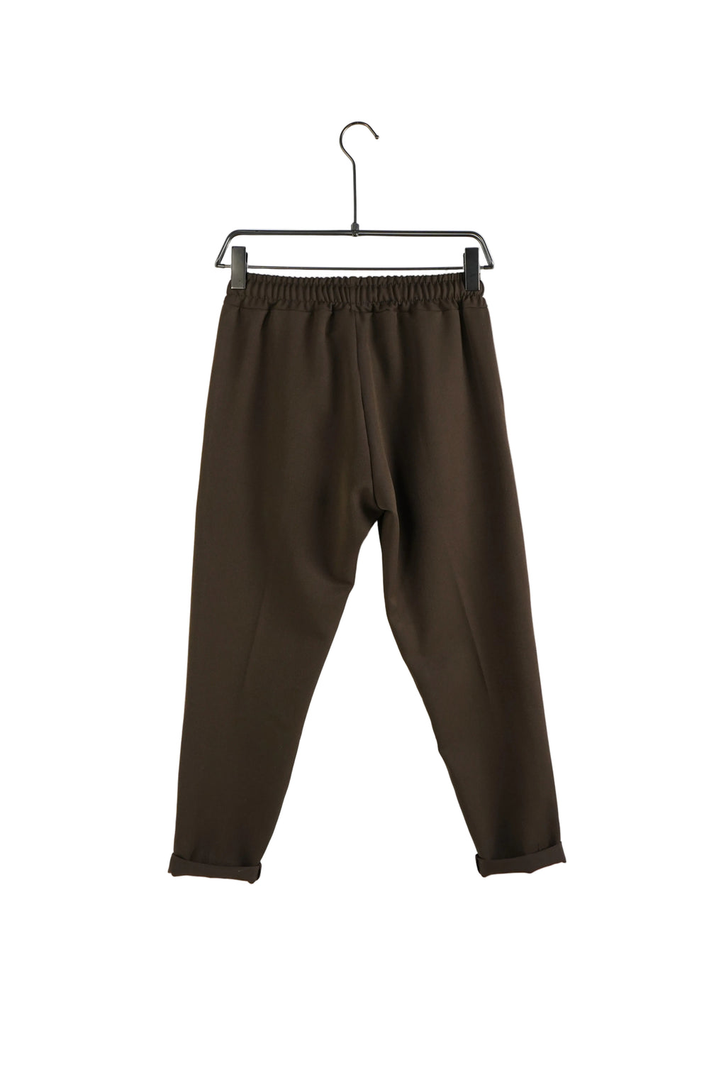 Model purtând pantaloni maro slim cu șnur lung într-o ținută casual modernă.