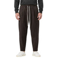 Pantaloni maro pentru bărbați, croială carrot fit ușor slim, purtați din față cu șnur