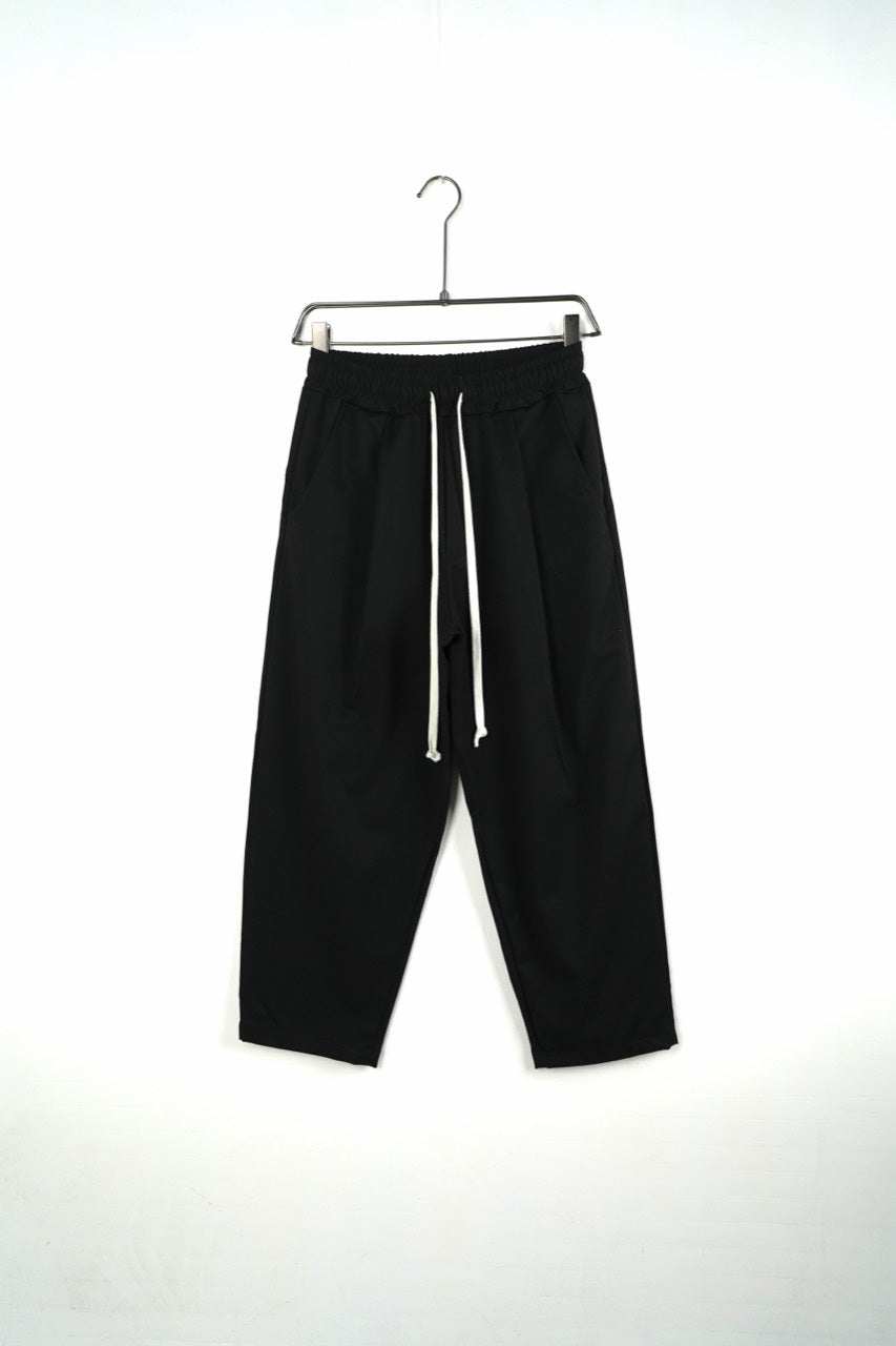 Pantaloni bărbați negri, vedere frontală, talie elastică cu șnur alb, buzunare laterale și tivuri simple