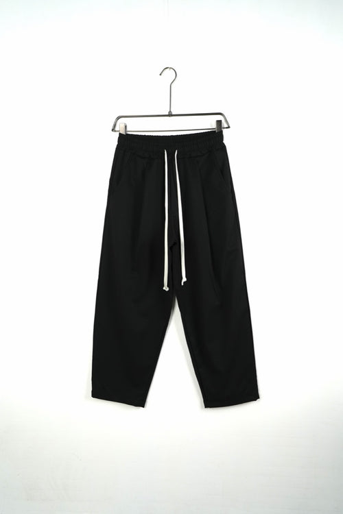 Pantaloni bărbați negri, vedere frontală, talie elastică cu șnur alb, buzunare laterale și tivuri simple