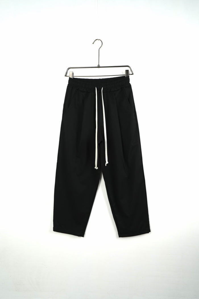 Pantaloni bărbați negri, vedere frontală, talie elastică cu șnur alb, buzunare laterale și tivuri simple