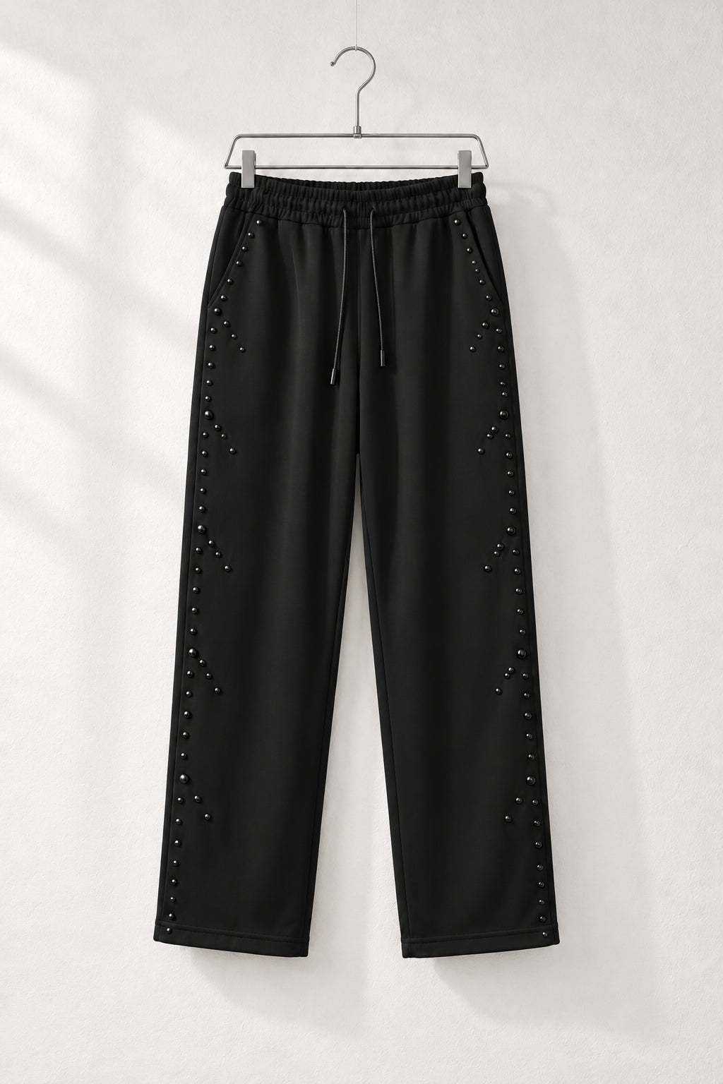 Pantaloni negri pentru bărbați, croială dreaptă, șnur negru și aplicații tonale pe laterale, vedere frontală pe umeraș