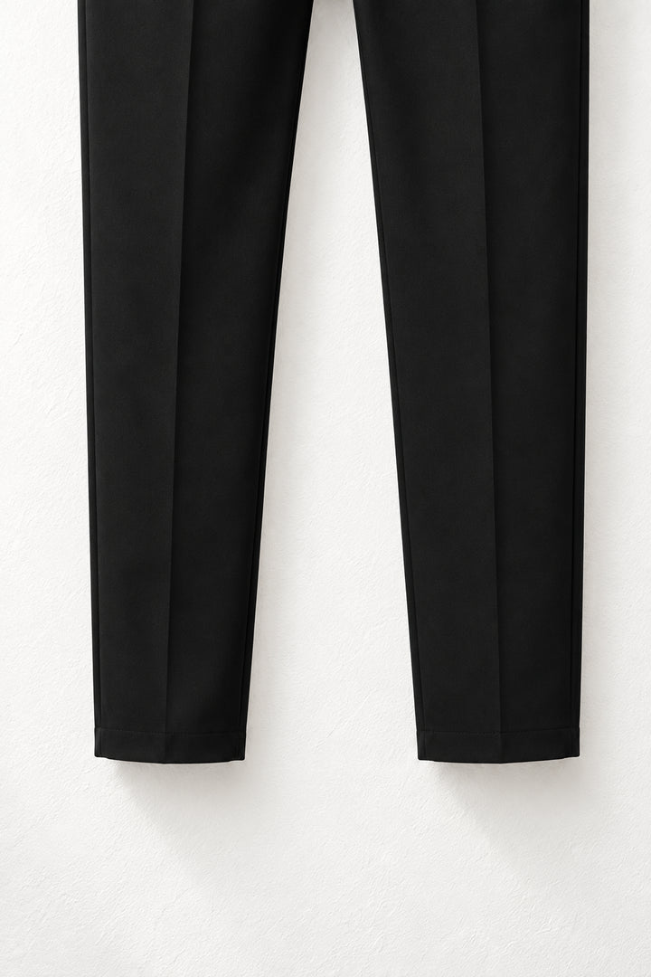 Detaliu material fin și tiv simplu la pantalonii slim negri