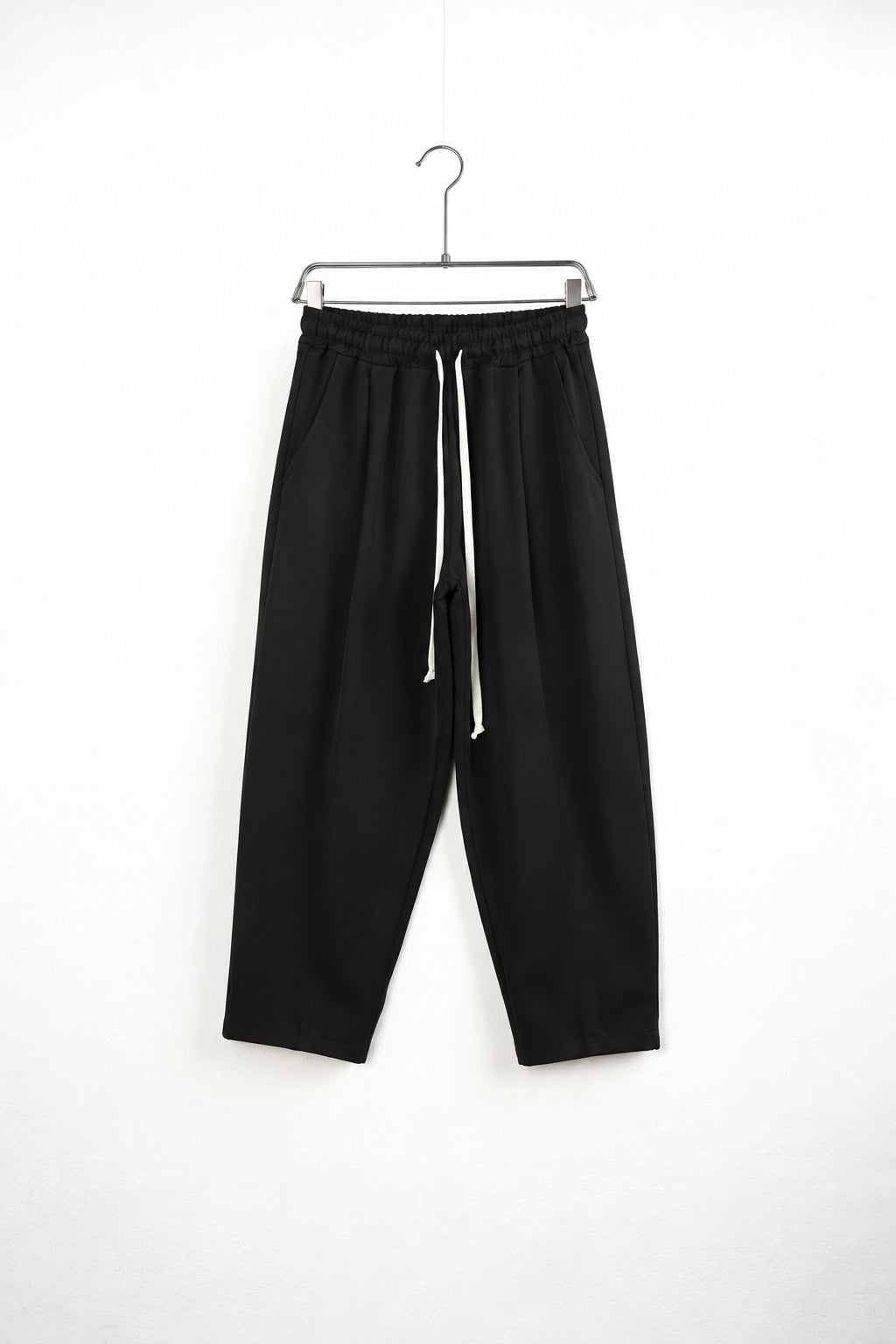 Pantaloni baggy pe umeraș, unghi oblic