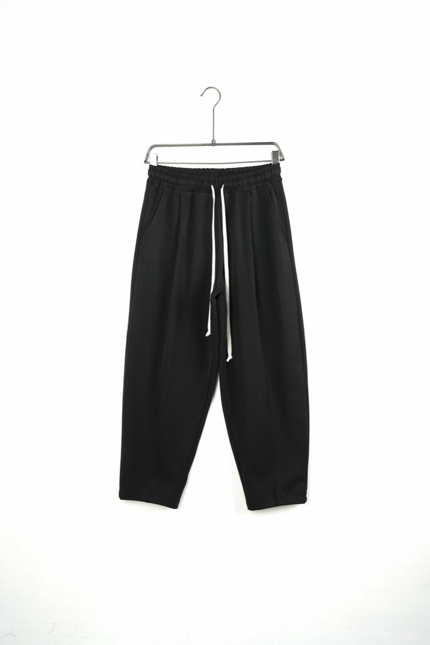 Pantaloni negri baggy pentru bărbați, cu talie elastică și șnururi albe, vedere frontală integrală pe umeraș