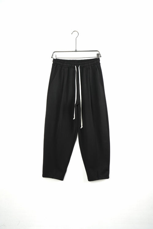 Pantaloni negri baggy pentru bărbați, cu talie elastică și șnururi albe, vedere frontală integrală pe umeraș