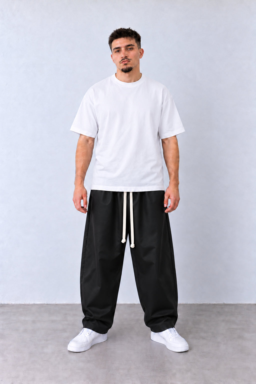 Pantaloni Bărbați Negri Largi Barrel Fit, vedere integrală pe model cu capul ușor întors sau înclinat.