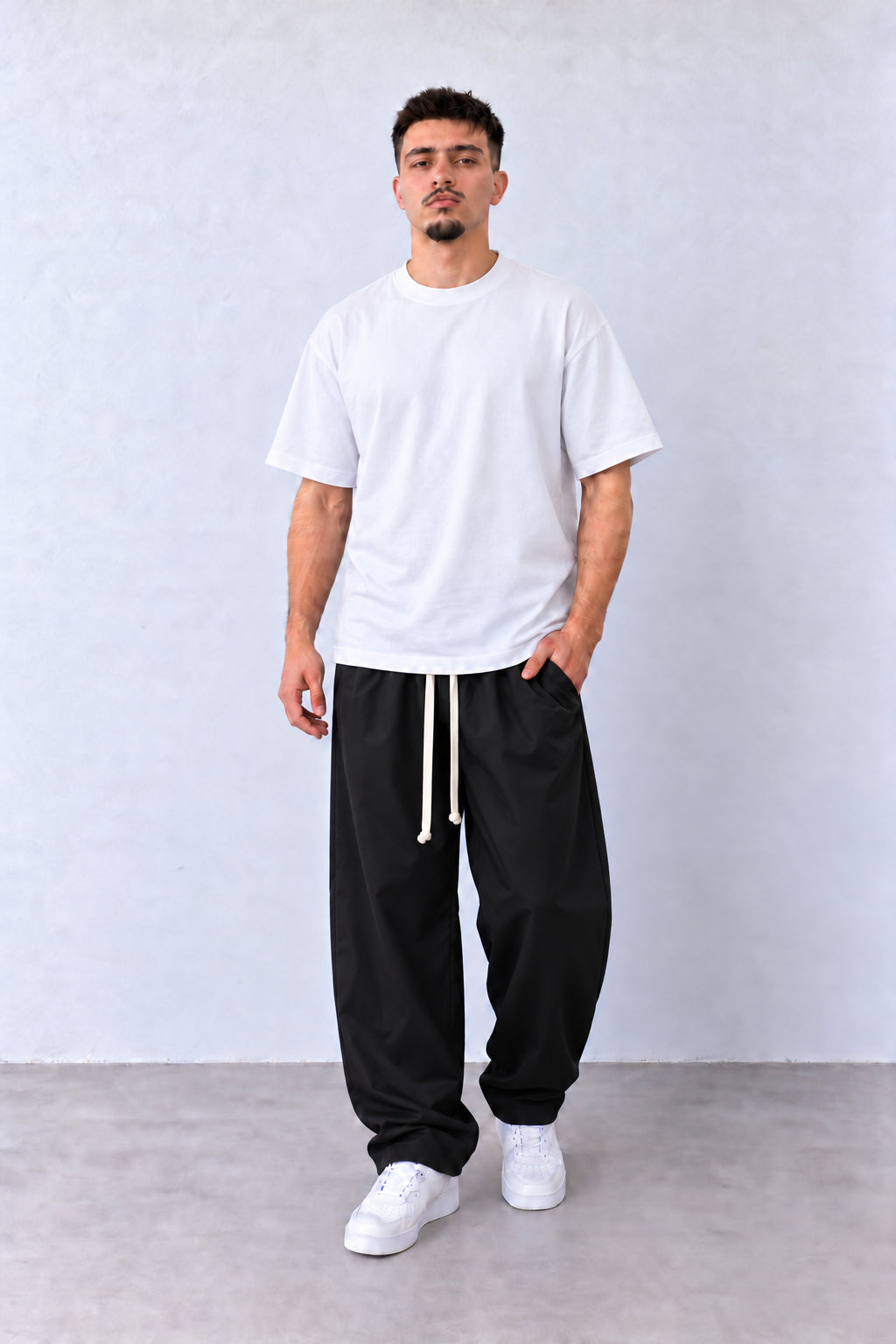 Pantaloni Bărbați Negri Largi Barrel Fit, vedere integrală pe model, în postură naturală.