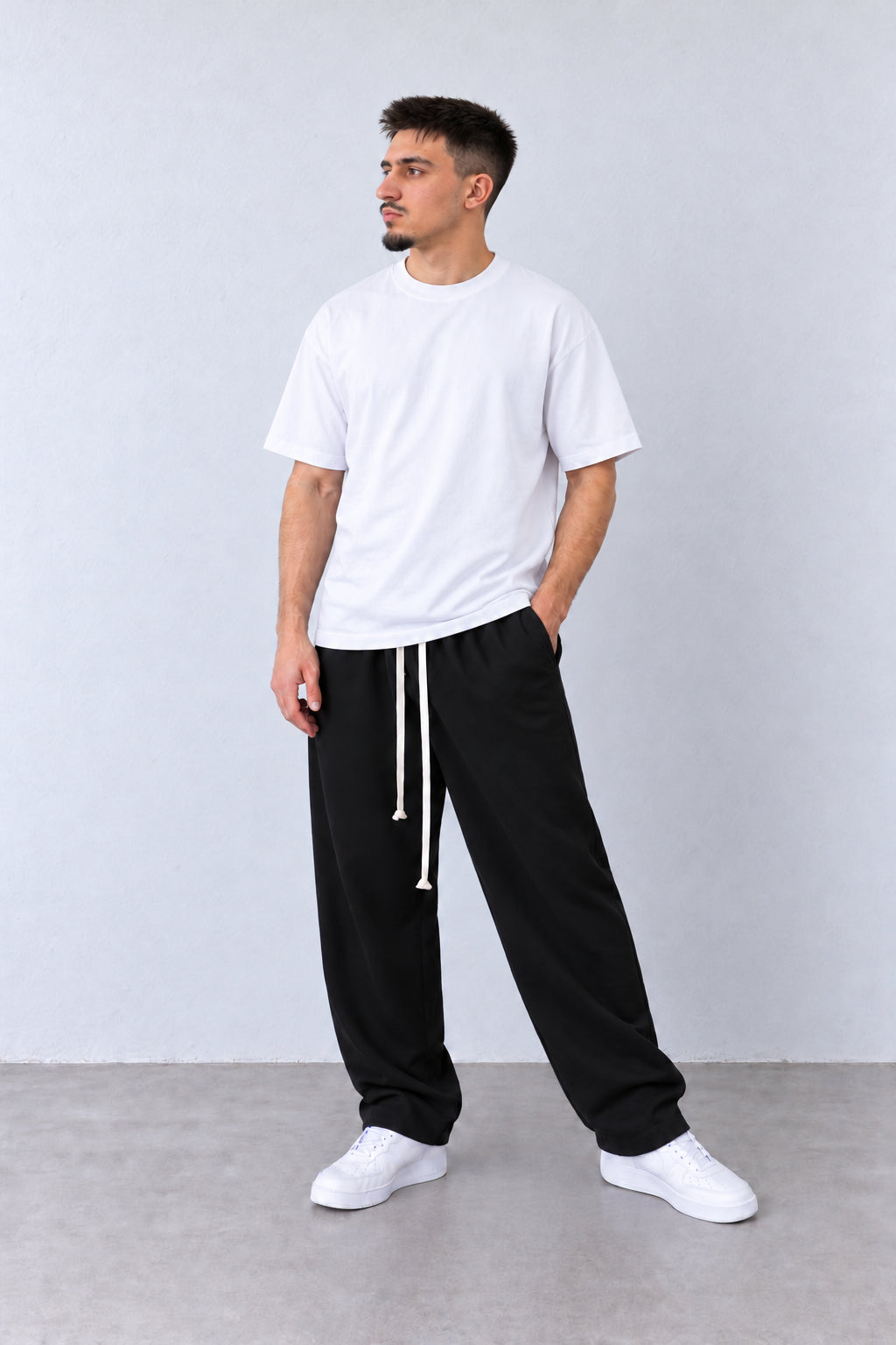 Pantaloni Bărbați Negri Largi cu Șnur Lung, vedere integrală pe model, în postură naturală.