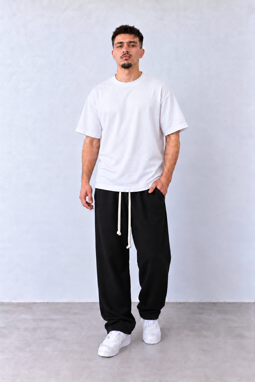 Pantaloni Bărbați Negri Lejeri cu Șnur, vedere pe model cu poziție alternativă a brațelor și picioarelor.