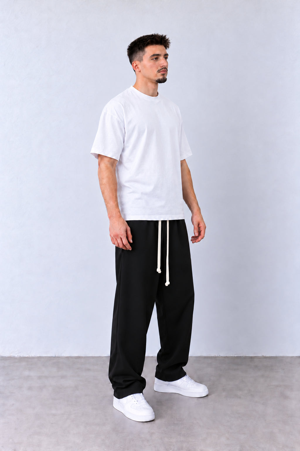 Pantaloni Bărbați Negri Lejeri cu Șnur, vedere integrală pe model, în postură naturală.