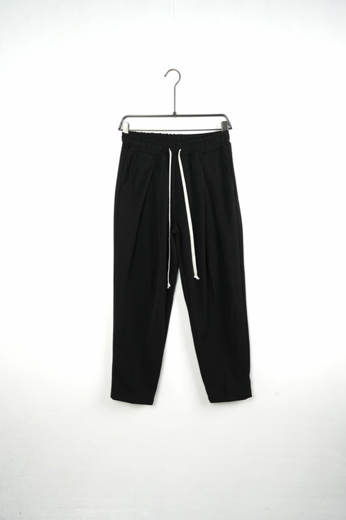 Pantaloni bărbați negri DU-019106, vedere frontală, cu pense, talie elastică, șnur alb și buzunare laterale