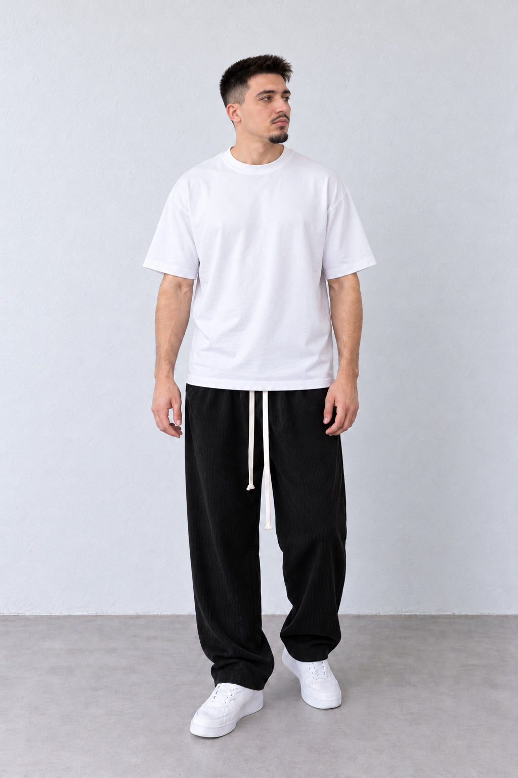 Pantaloni Bărbați Negri Raiați Largi cu Șnur Lung, vedere integrală pe model, în postură naturală.