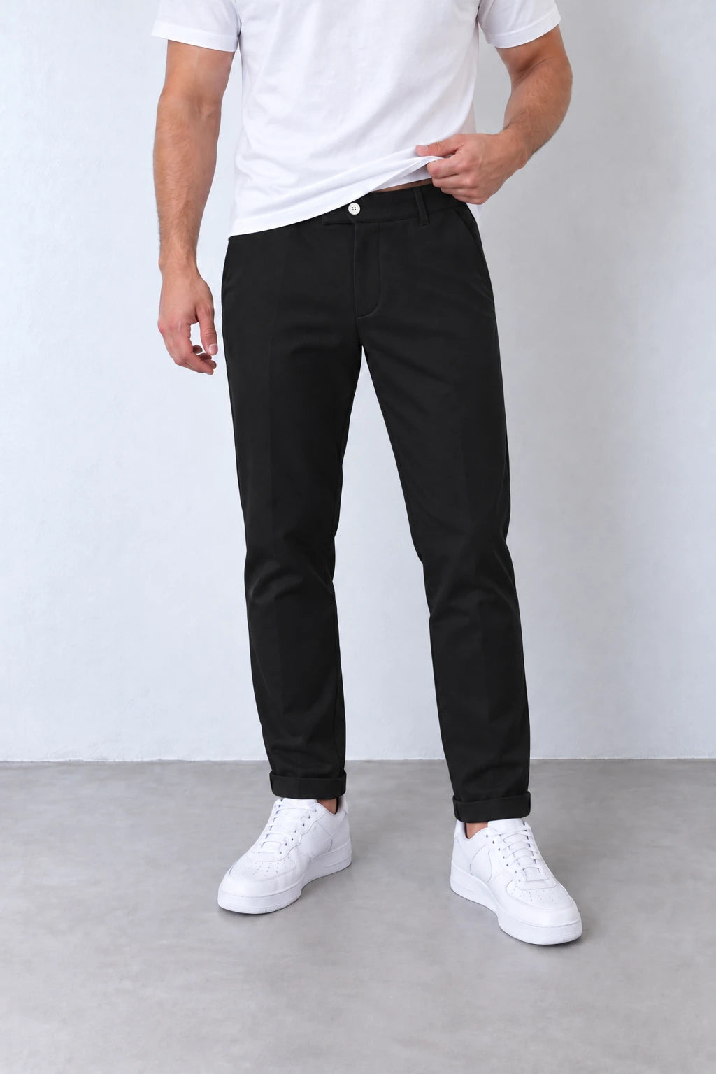 Pantaloni slim negri pentru bărbați, vedere frontală apropiată cu nasture, găici pentru curea și tiv cu rever.