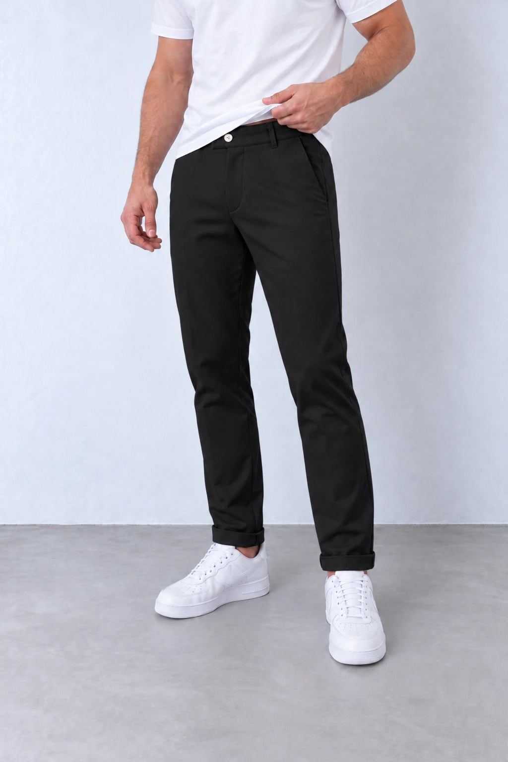 Pantaloni negri slim fit pentru bărbați, vedere din trei sferturi, cu buzunare oblice și tiv cu rever.