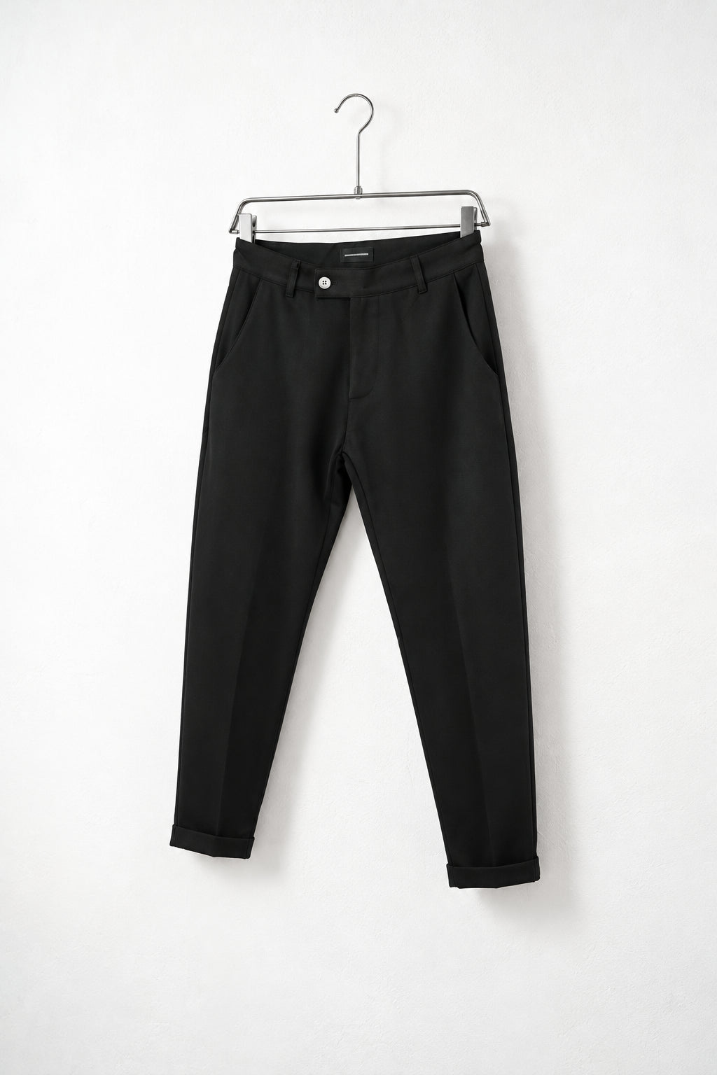 Pantaloni negri slim fit pe umeraș, vedere oblică
