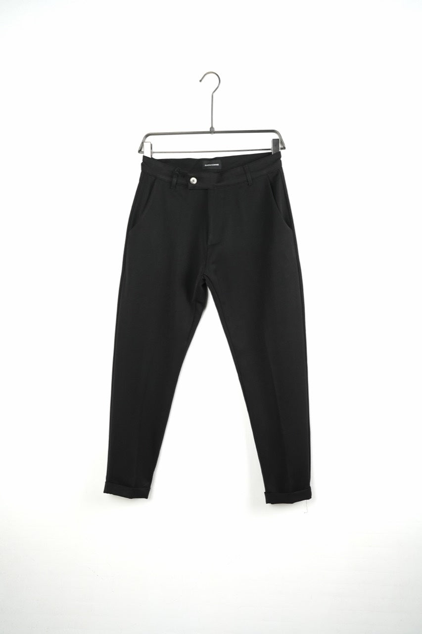 Pantaloni negri slim fit pentru bărbați, cu nasture, găici pentru curea și tiv cu rever, vedere frontală pe umeraș