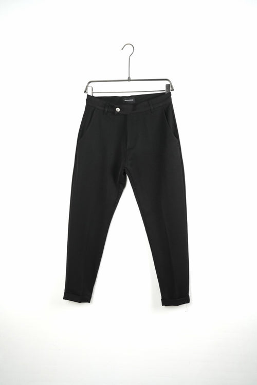 Pantaloni negri slim fit pentru bărbați, cu nasture, găici pentru curea și tiv cu rever, vedere frontală pe umeraș
