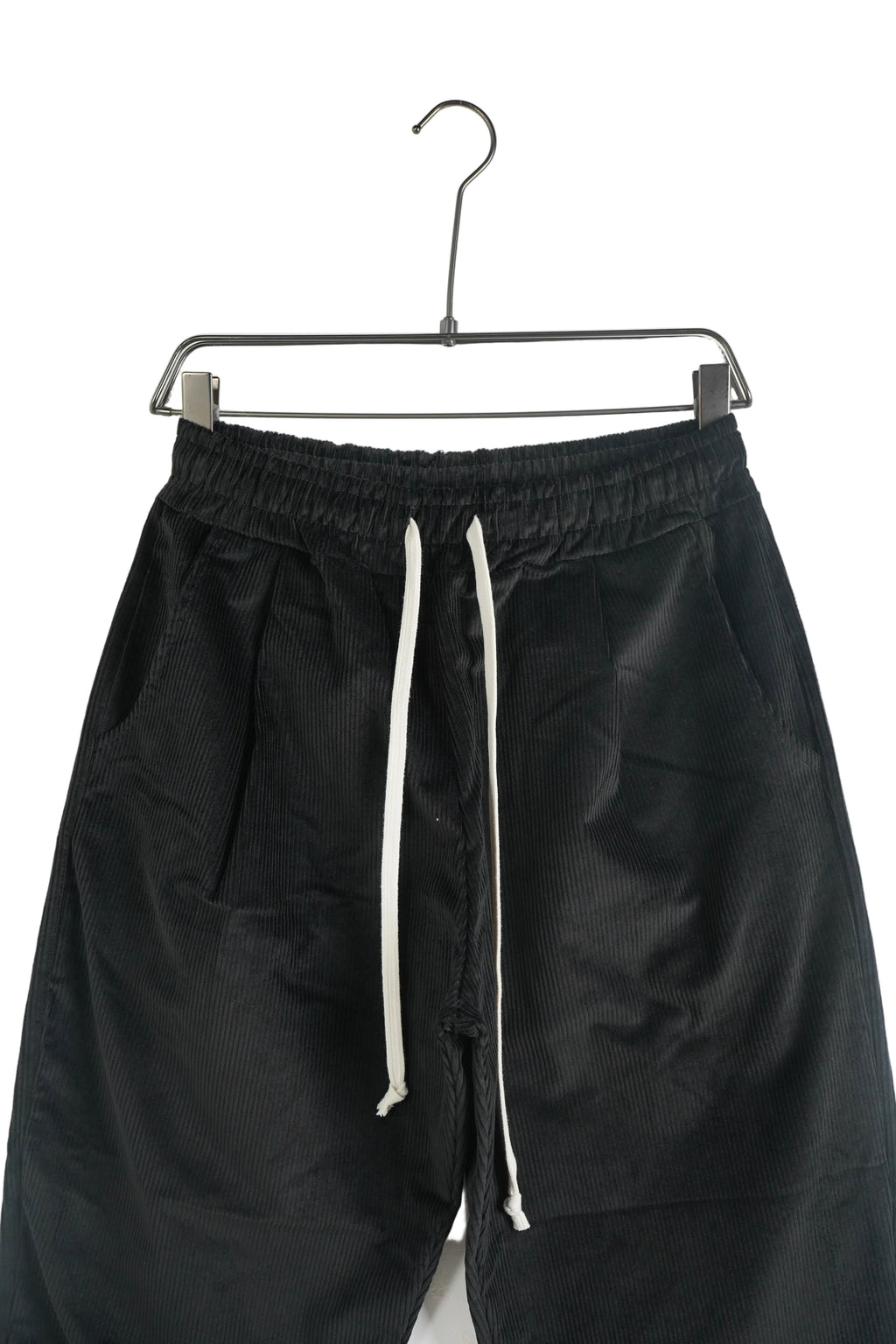 Ținută casual cu pantaloni raiați negri, detaliu pantaloni cu șnur lung reglabil în talie