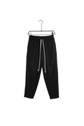 Pantaloni bărbați negri croială regular fit cu șnur lung în talie, model versatil pentru ținute casual de zi cu zi