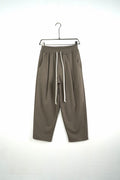 Pantaloni bărbați taupe, vedere frontală, talie elastică cu șnur alb, buzunare laterale și tivuri simple