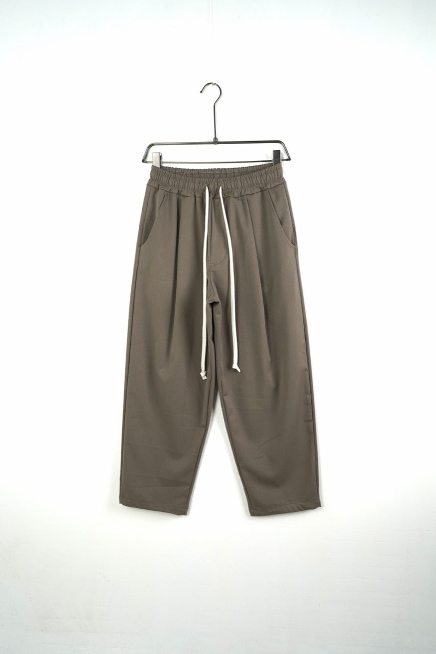 Pantaloni bărbați taupe, vedere frontală, talie elastică cu șnur alb, buzunare laterale și tivuri simple