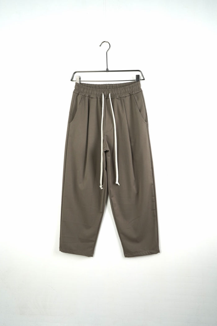 Pantaloni bărbați taupe, vedere frontală, talie elastică cu șnur alb, buzunare laterale și tivuri simple