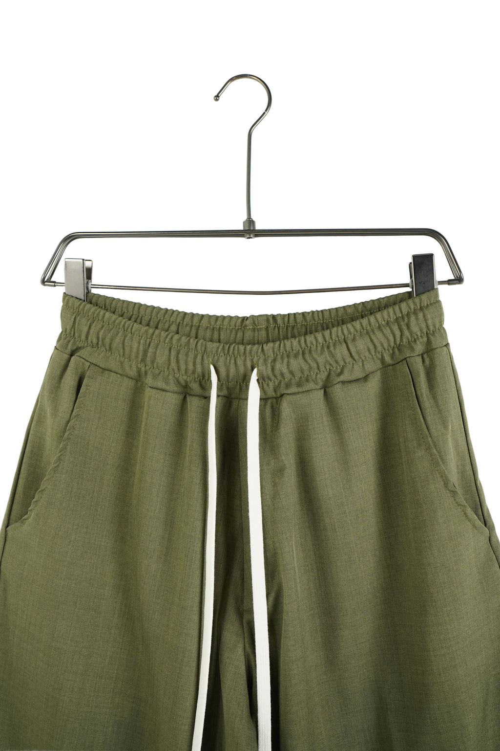 Pantaloni bărbați verzi croială wide leg cu șiret lung în talie, stil streetwear urban modern.