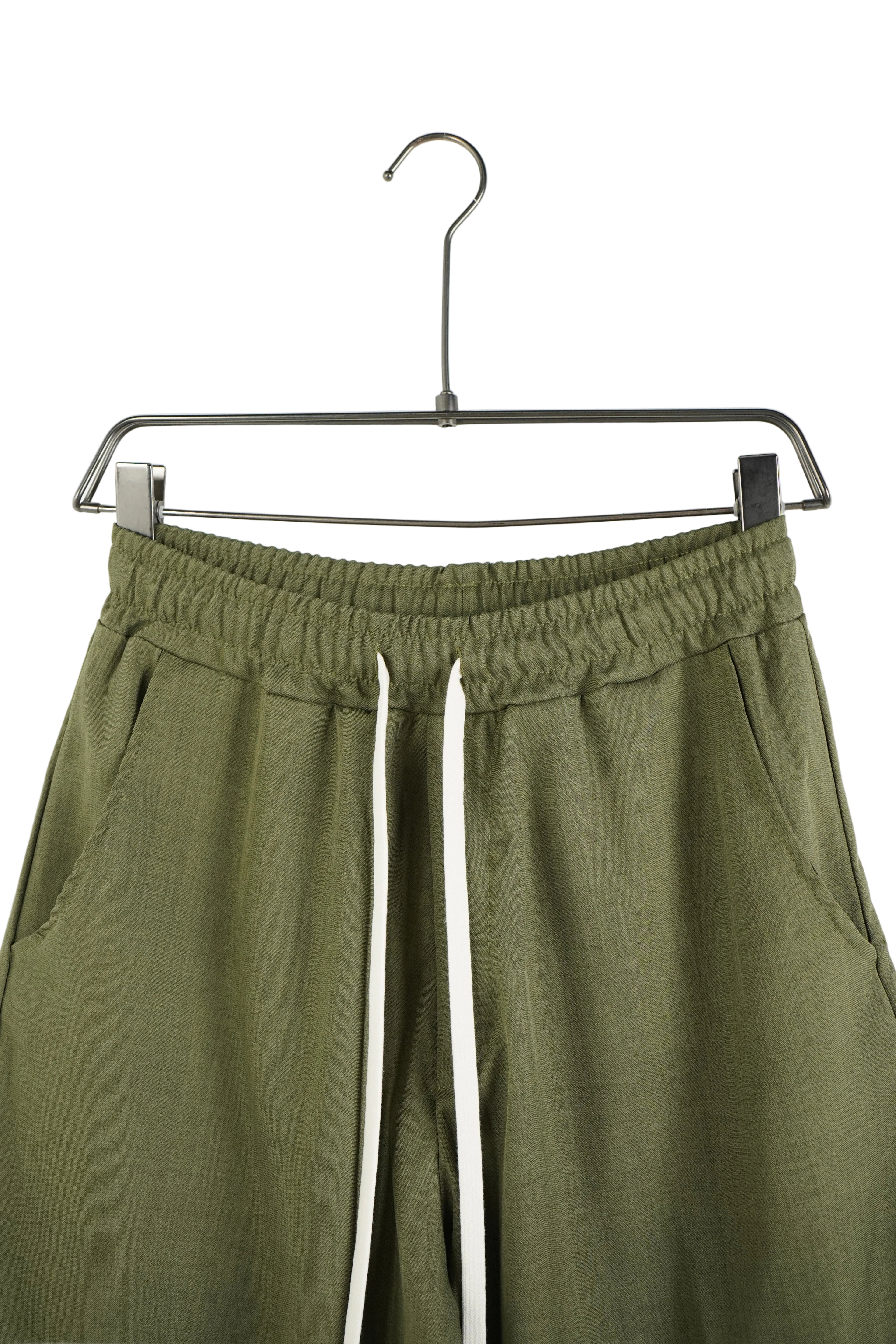 Pantaloni bărbați verzi croială wide leg cu șiret lung în talie, stil streetwear urban modern.