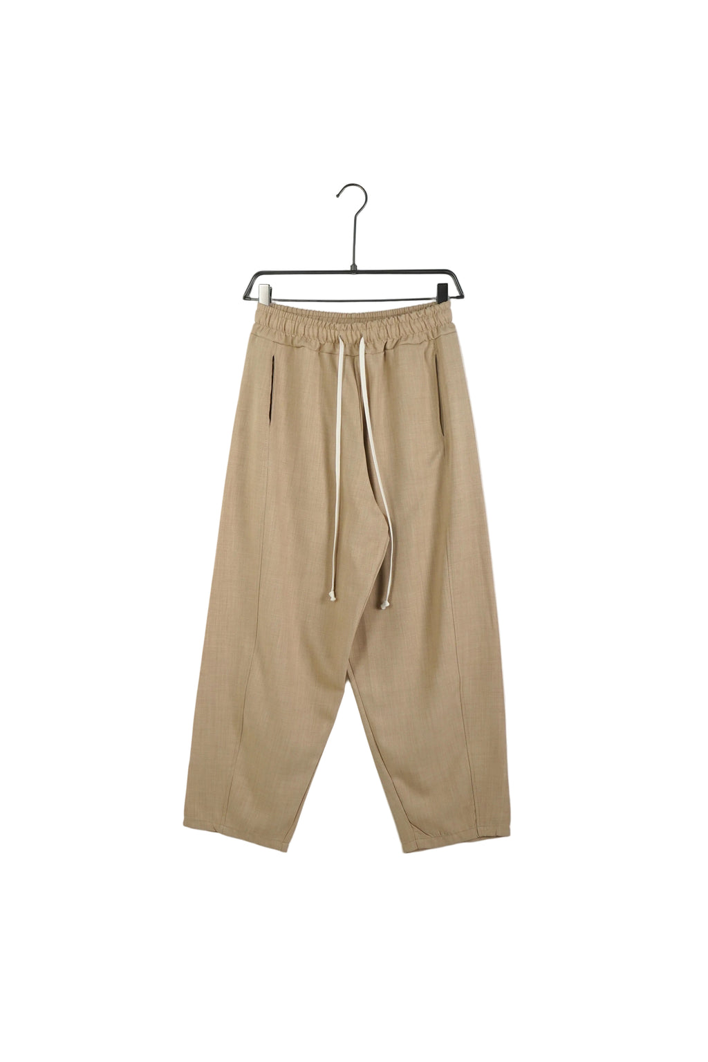 Compleu sport bărbați bej deschis format din tricou cu fermoar scurt și pantaloni lungi cu șiret lung decorativ, look monocrom.