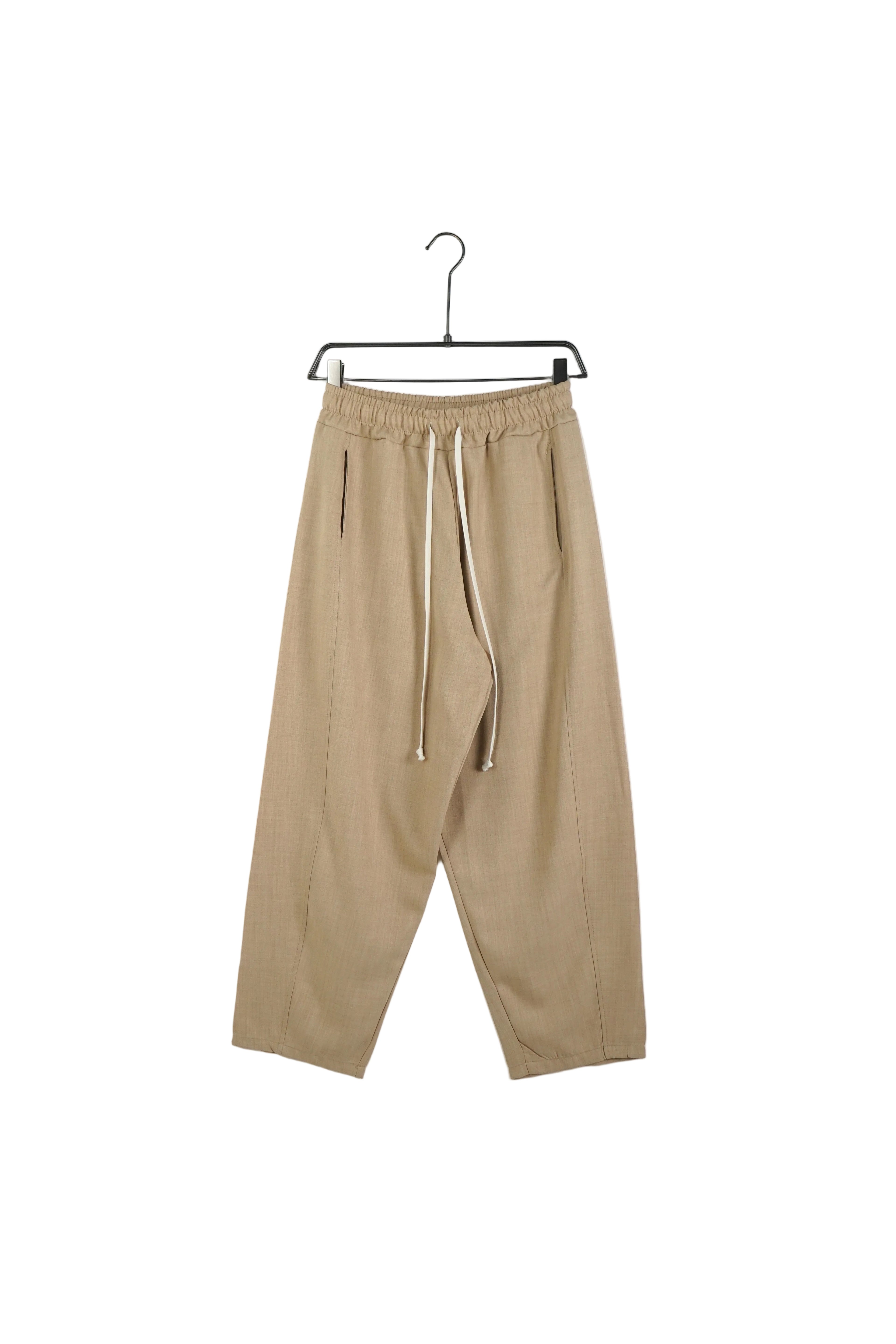 Compleu sport bărbați bej deschis format din tricou cu fermoar scurt și pantaloni lungi cu șiret lung decorativ, look monocrom.