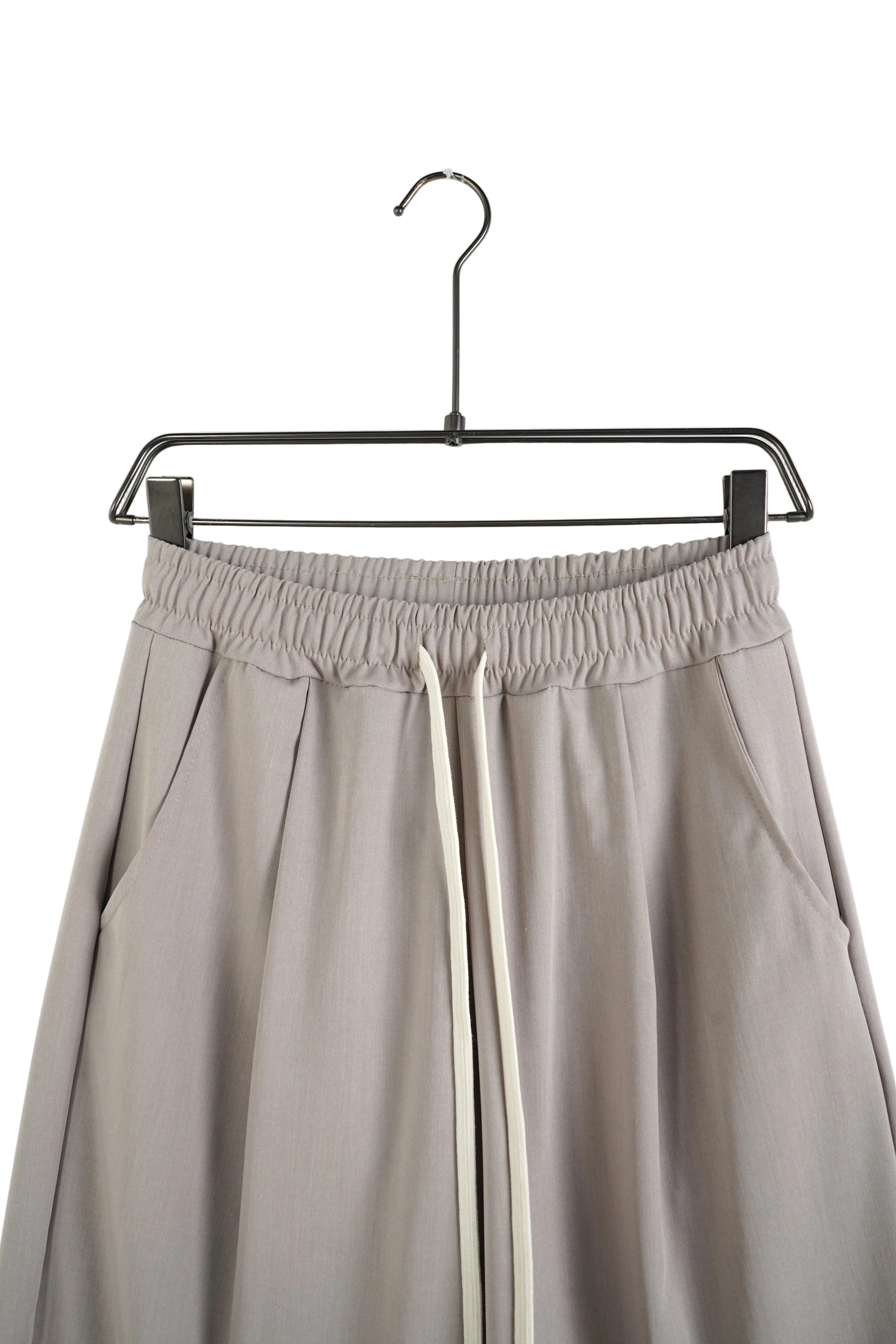 Model de pantaloni cu șnur lung pentru bărbați, culoare bej deschis, prevăzuți cu buzunar la spate și croială confortabilă