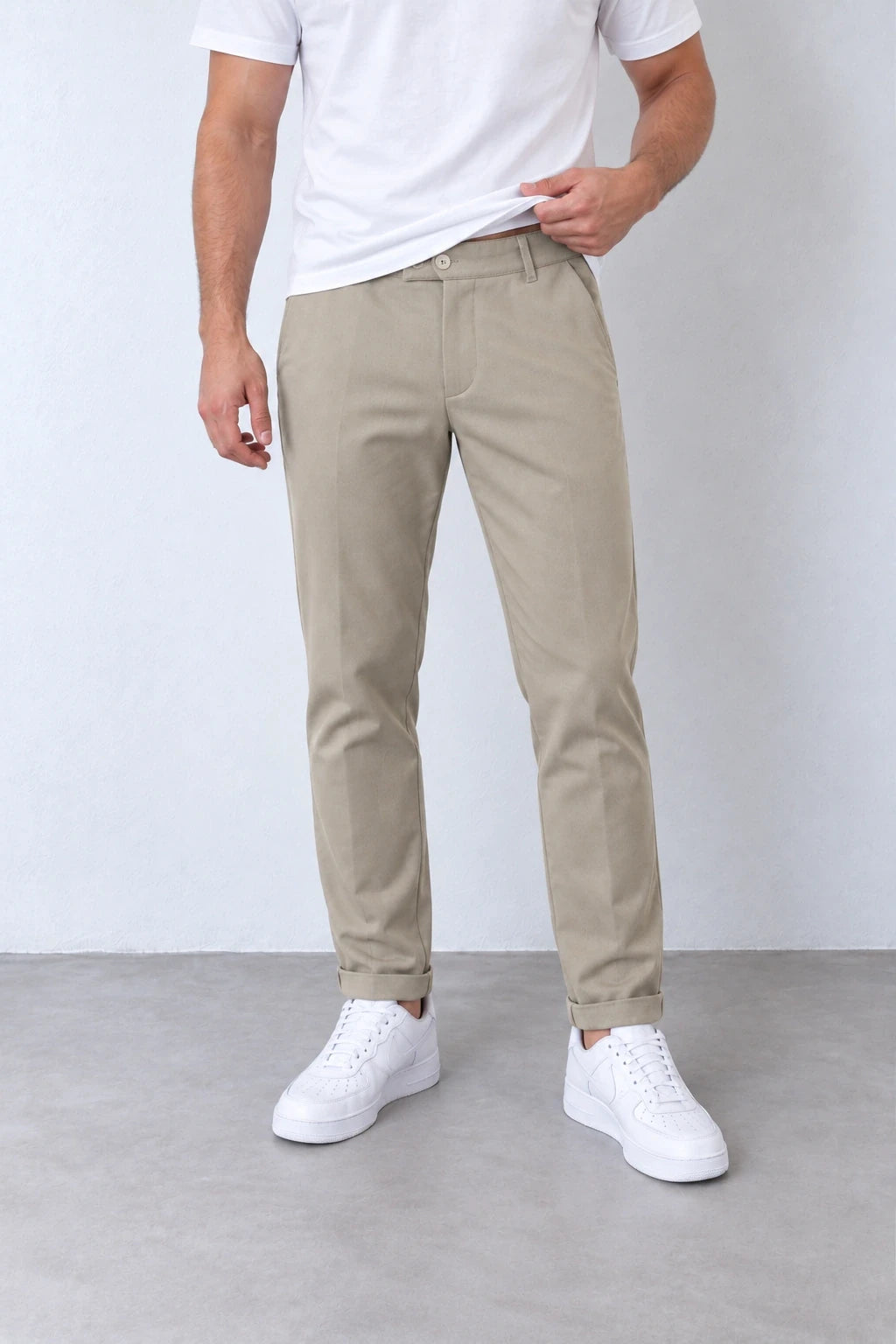 Pantaloni slim bej 008095-INV pentru bărbați, vedere frontală apropiată cu nasture, găici pentru curea și tiv cu rever.