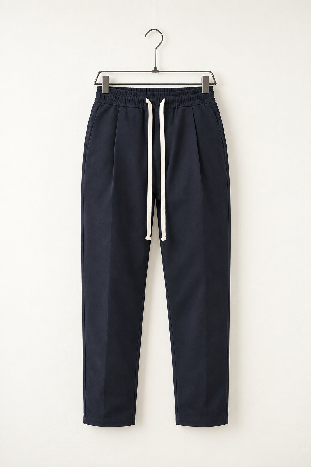 Pantaloni Bărbați Carrot Fit din Bumbac – Bleumarin – fotografie produs pe umeraș