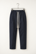 Pantaloni Bărbați Carrot Fit din Bumbac – Bleumarin – fotografie produs pe umeraș