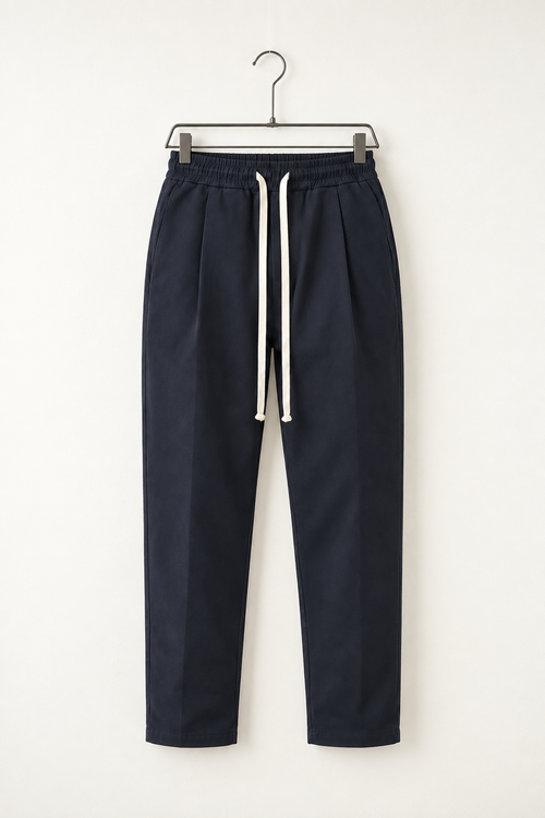 Pantaloni Bărbați Carrot Fit din Bumbac – Bleumarin – fotografie produs pe umeraș