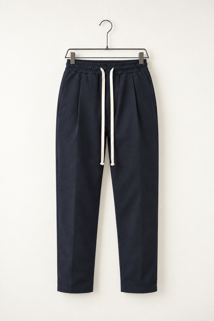 Pantaloni Bărbați Carrot Fit din Bumbac – Bleumarin – fotografie produs pe umeraș